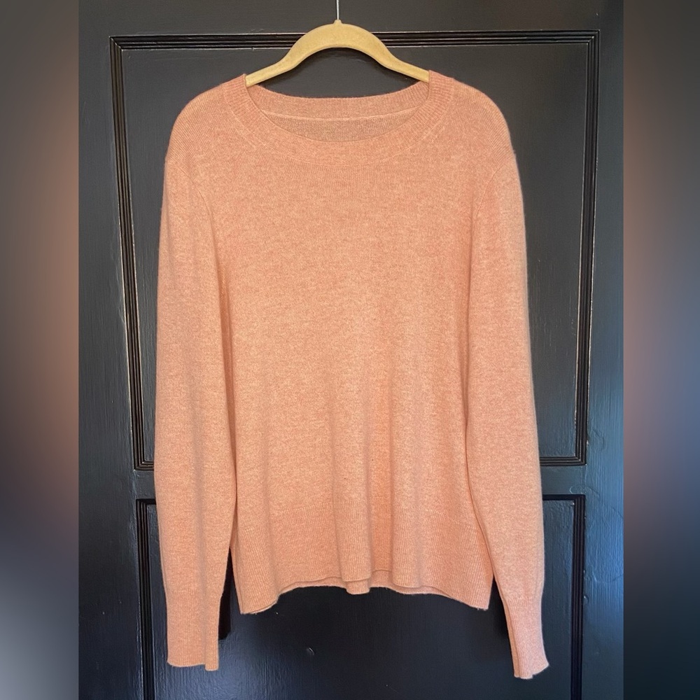 Classic Women's Lightweight Crewneck Sweater - Peach